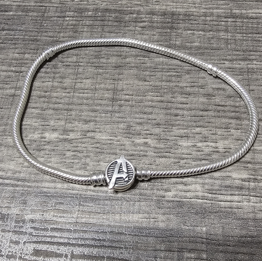 Authentic Pandora Moments Marvel The Avengers Logo Clasp Snake Chain Bracelet - Picture 2 of 6